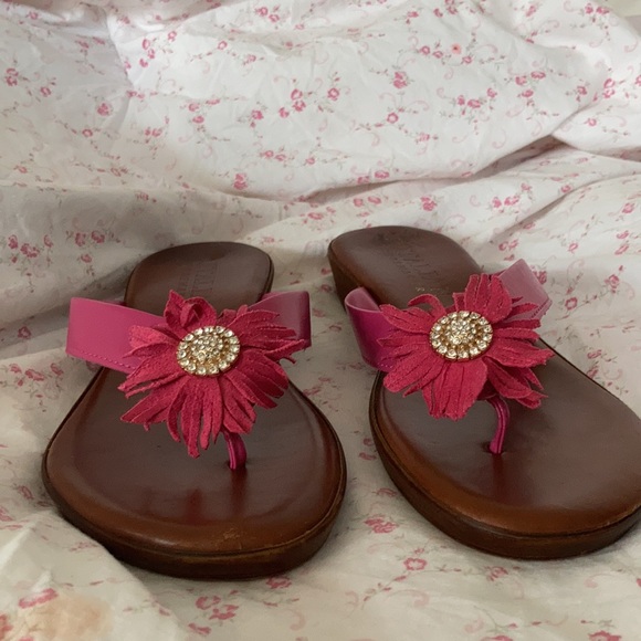 Beautiful woman’s pink ItalianShoemakers flipflop. - Picture 2 of 5